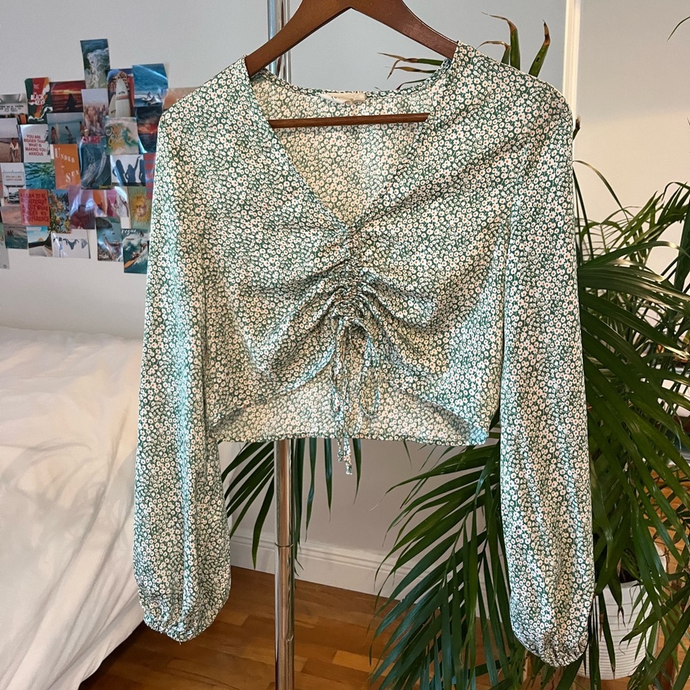 Green/white floral long-sleeve crop top with adjustable length & ruched details!